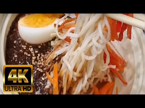 Zha Jiang Mian (Taiwanese Cuisine from Xi Men Jie 西门街) [4K Video]