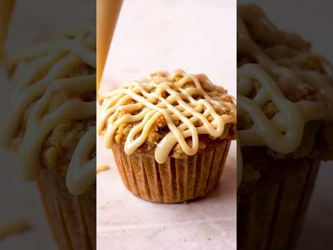 Easy vegan pumpkin muffins 🎃 With crunchy streusel and maple glaze #veganrecipes #muffins